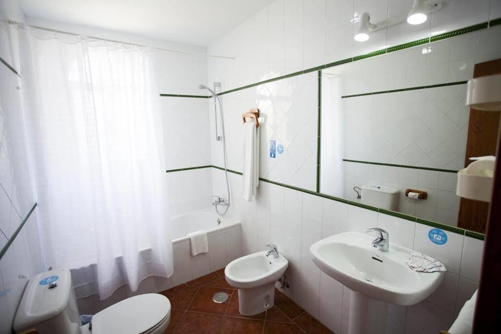 Hostal Los Pinos Саора Экстерьер фото